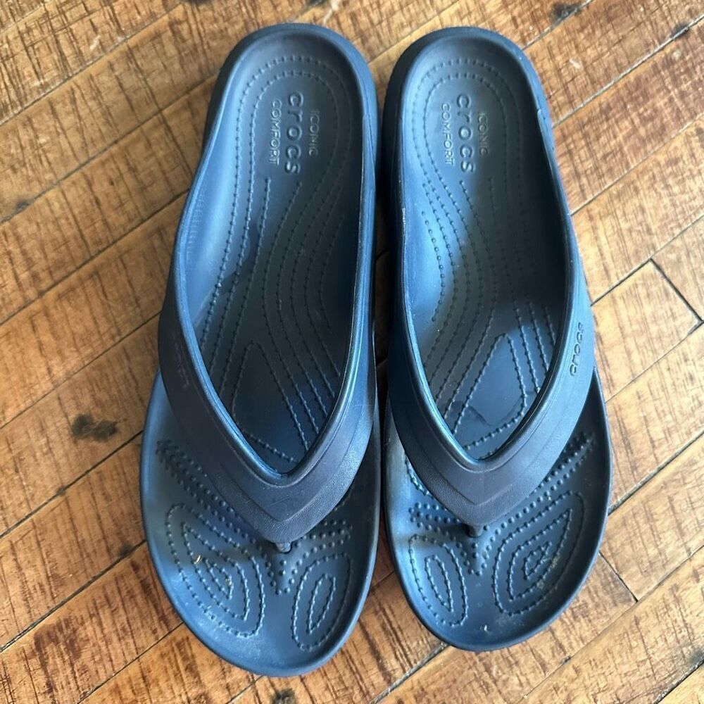 Crocs black rubber size 9 washable flip flop sandals